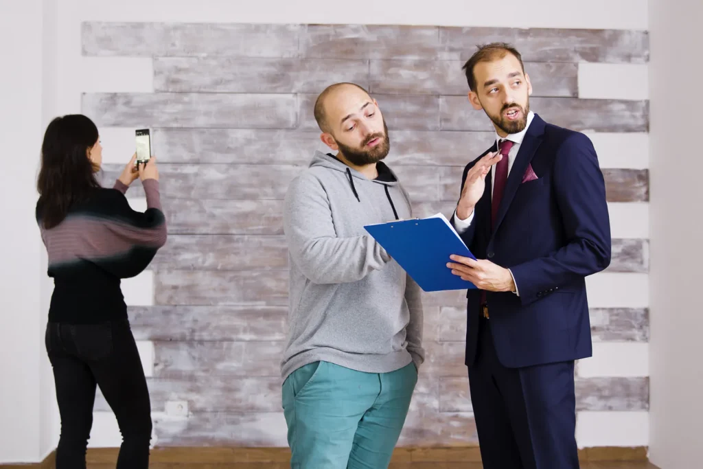 Gestionnaire vérifiant avec des propriétaires les documents d'un logement avant sa mise en location à Saint-Ouen