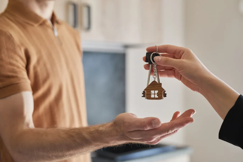 Transmission des clés d'un appartement confié en gestion à distance par un propriétaire éloigné
