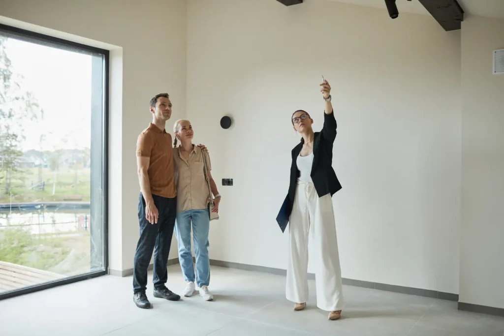 Une gestionnaire fait visiter un appartement à louer