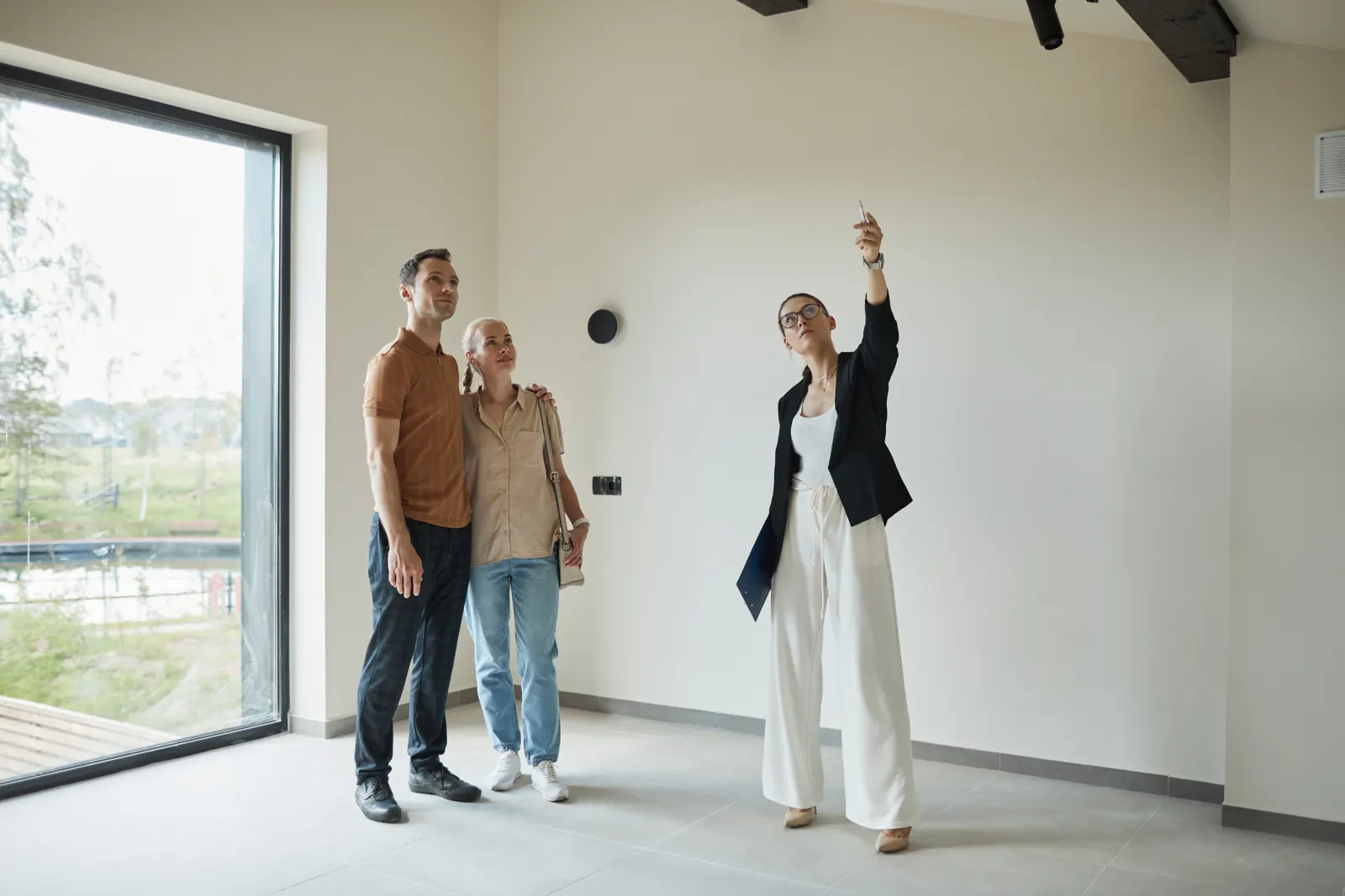 Une gestionnaire fait visiter un appartement à louer
