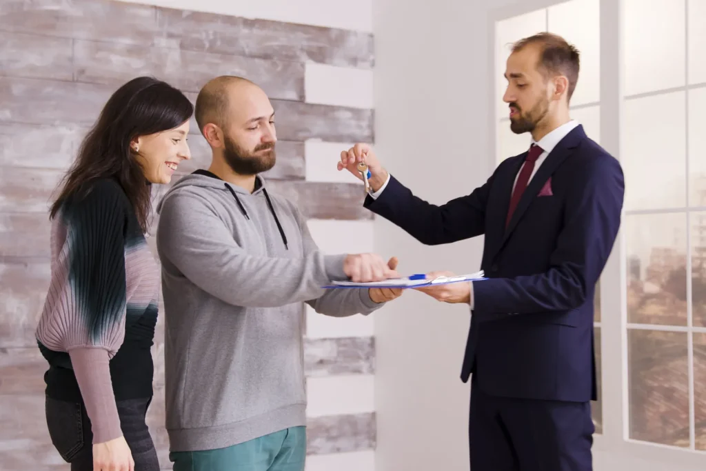 Remise des clés à de nouveaux locataires après la signature du bail d'un appartement à Saint-Ouen