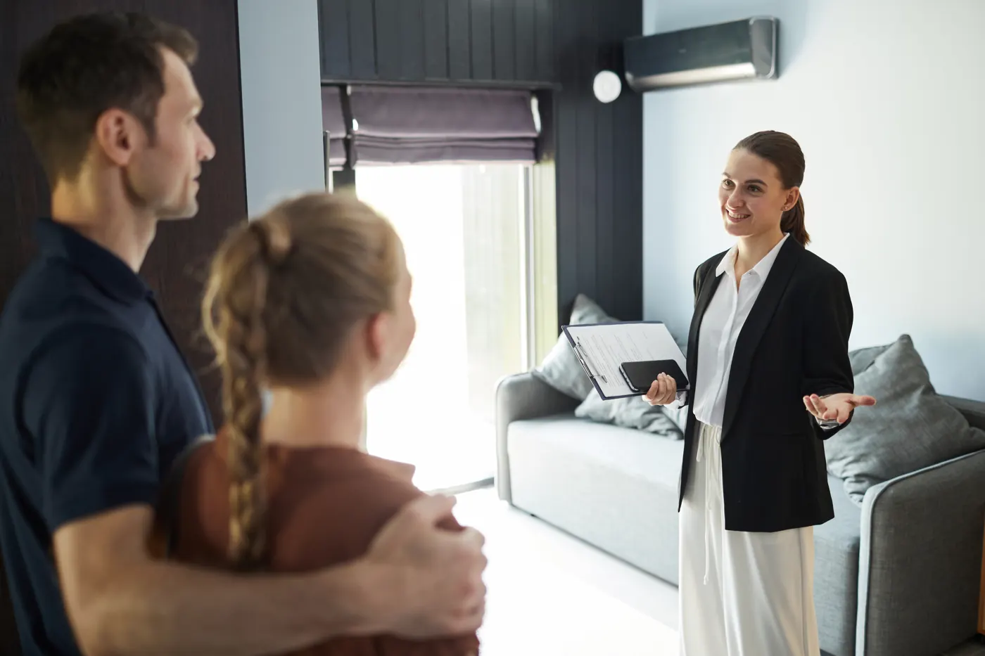 Visite d'un logement avec des futurs locataires