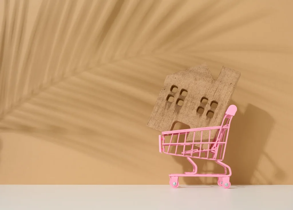 Petite maison en bois dans un chariot miniature illustrant la location d'un studio meublé